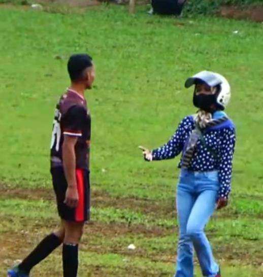 Cewek datangi pacarnya yang lagi tanding bola tarkam.
