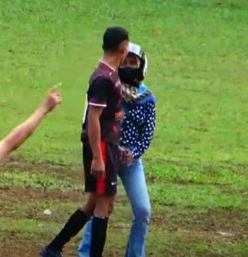 Cewek datangi pacarnya yang lagi tanding bola tarkam.
