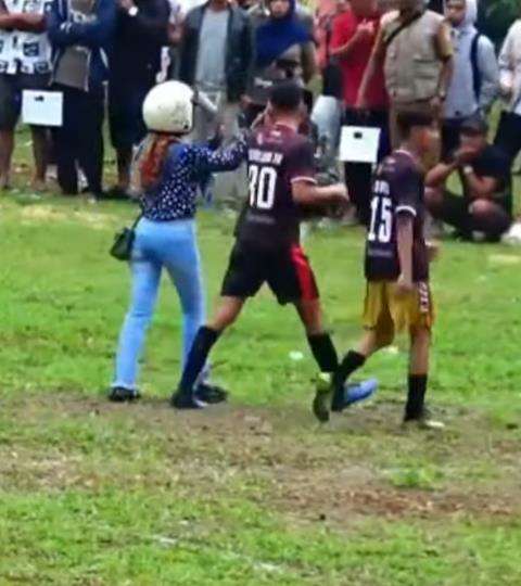 Cewek datangi pacarnya yang lagi tanding bola tarkam.