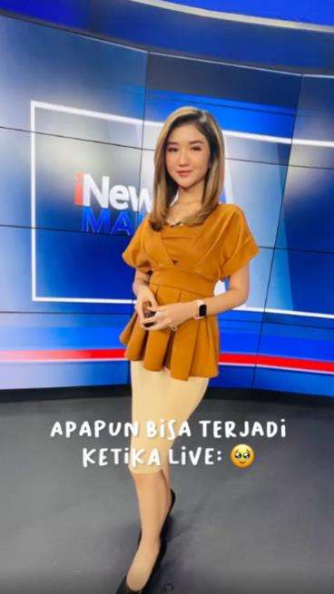 Lagi siaran live, baju presenter cantik melorot.