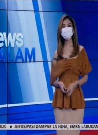 Lagi siaran live, baju presenter cantik melorot.