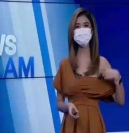 Lagi siaran live, baju presenter cantik melorot.