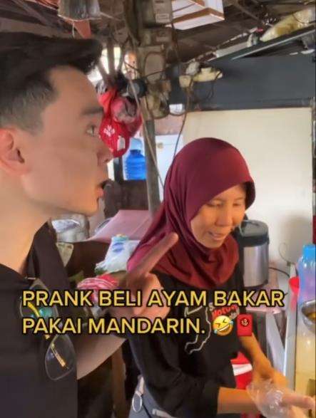 Ngeprank emak-emak penjual ayam bakar pakai Bahasa Mandarin malah kena mental.