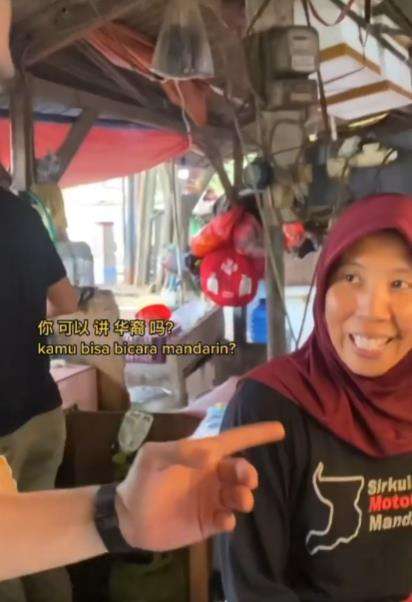 Ngeprank emak-emak penjual ayam bakar pakai Bahasa Mandarin malah kena mental.