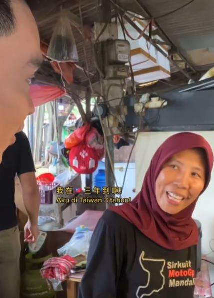Ngeprank emak-emak penjual ayam bakar pakai Bahasa Mandarin malah kena mental.