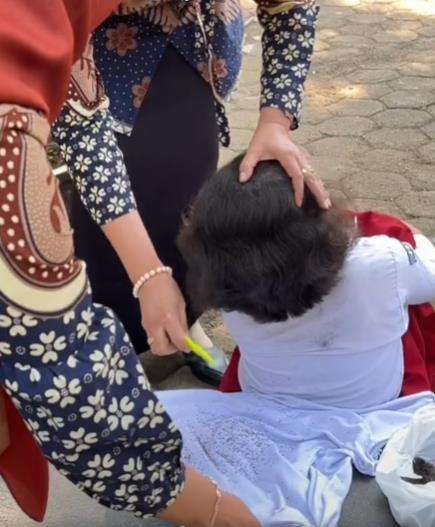 Garuk-garuk kepala terus saat pelajaran, bu guru kaget begitu disisir kutunya rontok semua.