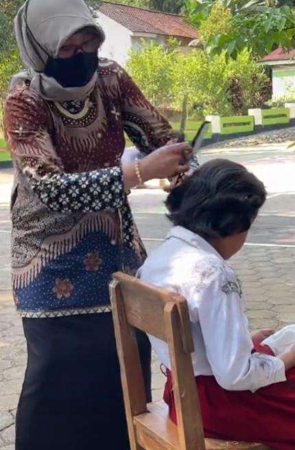 Garuk-garuk kepala terus saat pelajaran, bu guru kaget begitu disisir kutunya rontok semua.