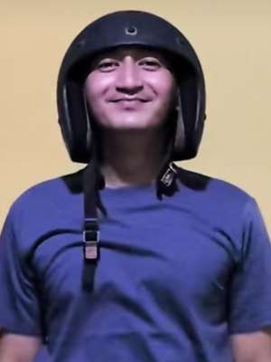 Helm pemusnah ketampanan.