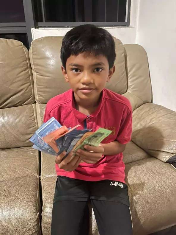 Bocah Ini Bantu Temannya Bayar Uang Sekolah