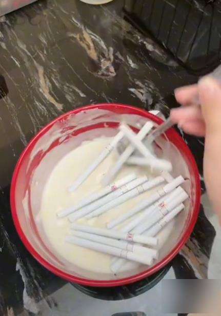 Jengkel susah berhenti merokok, istri buatkan gorengan dari sebungkus rokok suami.