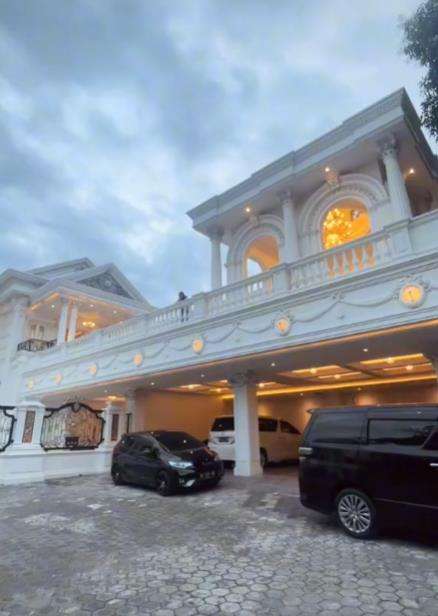 Rayakan ultah, rumah mewah kakek ini bikin melongo.