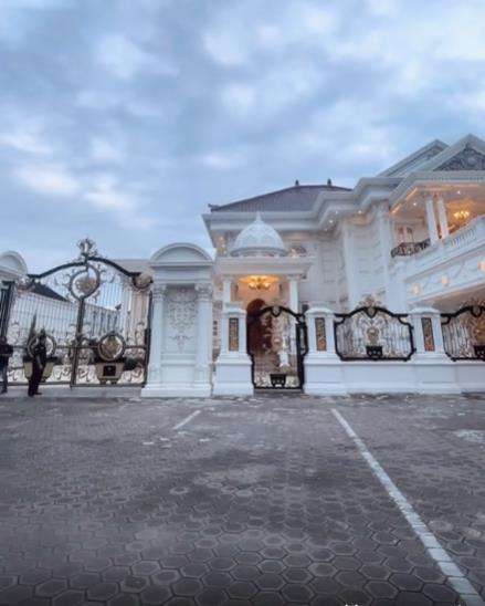 Rayakan ultah, rumah mewah kakek ini bikin melongo.