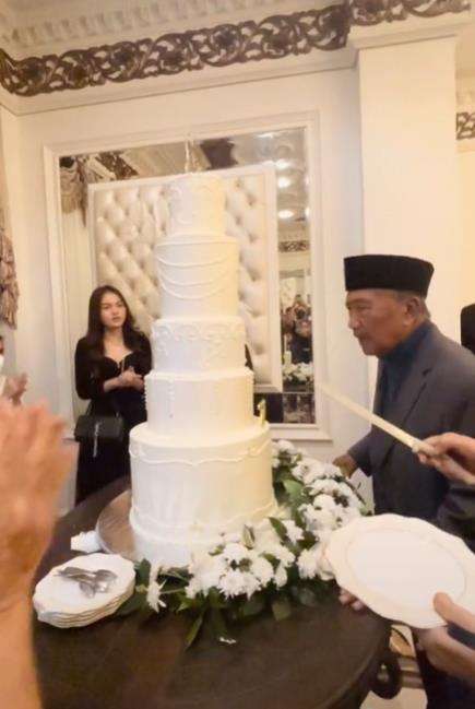 Rayakan ultah, rumah mewah kakek ini bikin melongo.