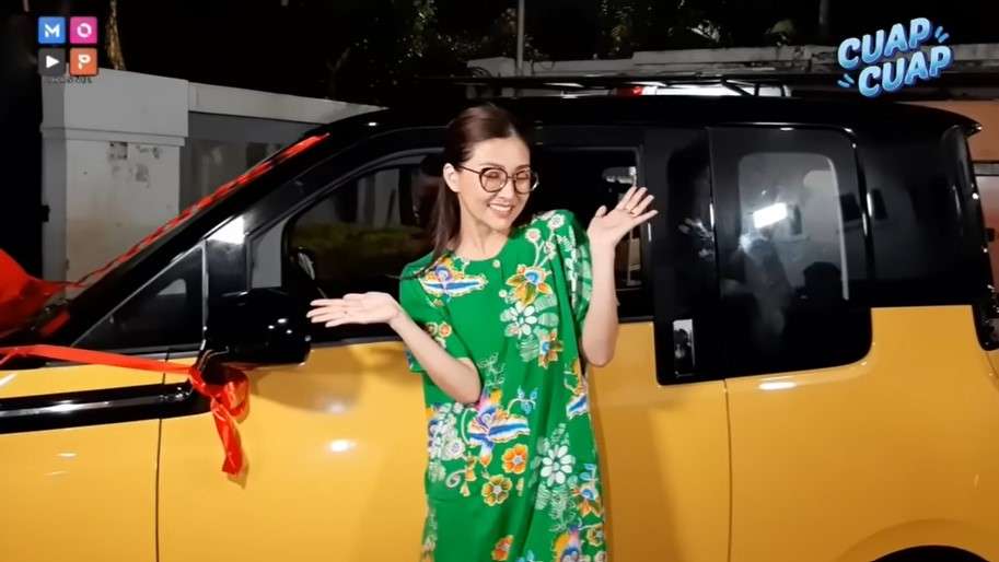 Mobil baru Sarwendah hadih dari Ruben Onsu