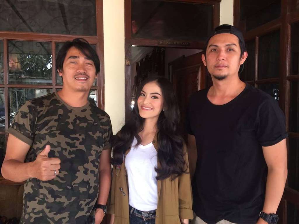Putri Ziani jadi video klip Hijau Daun