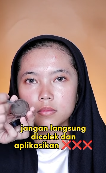 Memakai Brow Pomade