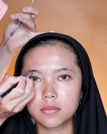 Memakai Brow Pomade