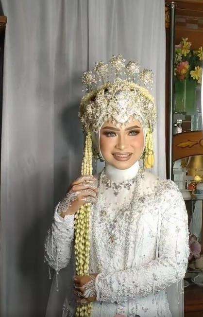 Pengantin wanita tampak semringah usai dirias.
