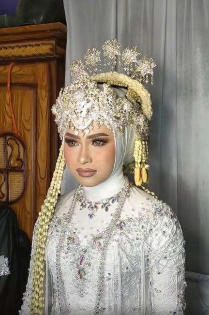 Pengantin wanita tampak semringah usai dirias.
