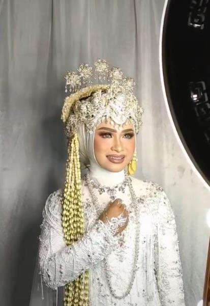 Pengantin wanita tampak semringah usai dirias.
