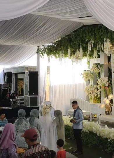 Akad nikah pun berjalan dengan lancar.