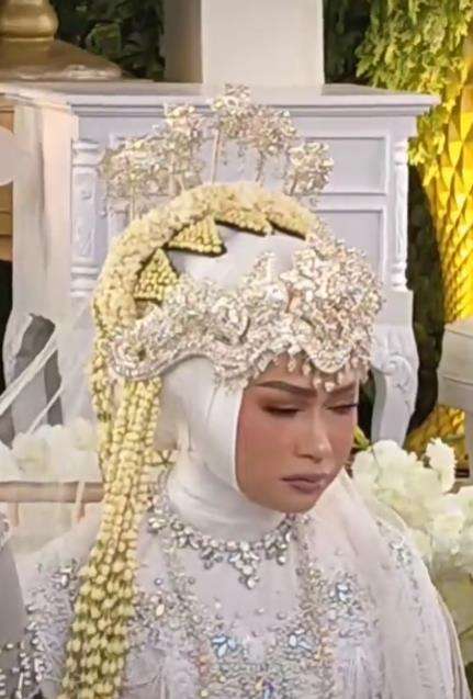 Saat akad nikah wajah pengantin wanita terlihat sedih.