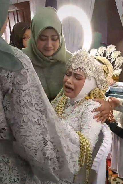 Pengantin wanita malah menangis kejer di kamarnya usai akad nikah.