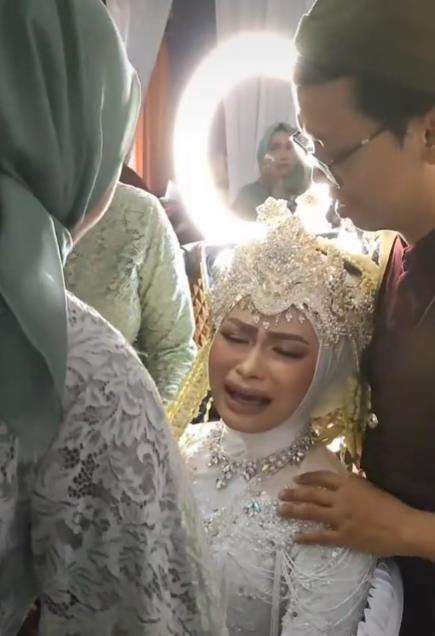 Pengantin wanita malah menangis kejer di kamarnya usai akad nikah.