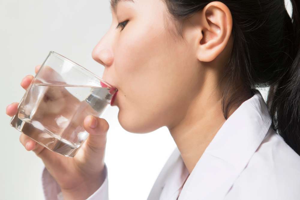 Terlalu Banyak Minum Es Bikin Radang Tenggorokan? Ini 3 Cara Ampuh Meredakannya