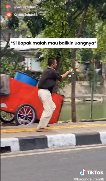Kaget Dapat Uang Ratusan Ribu, Pria Ini Sampai Lari Ketakutan