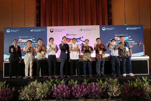 Perwakilan Korea Agro-Fisheries and Food Trade Corporation bersama dengan perwakilan Sheraton di acara Exquisite K-Seafood Cuisine Experience 2022.