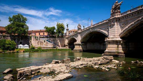 Pondasi Jembatan Nero melintasi Sungai Tiber di Roma, Italia.