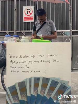 Surat dan beberapa lembar uang untuk tukang es cendol.