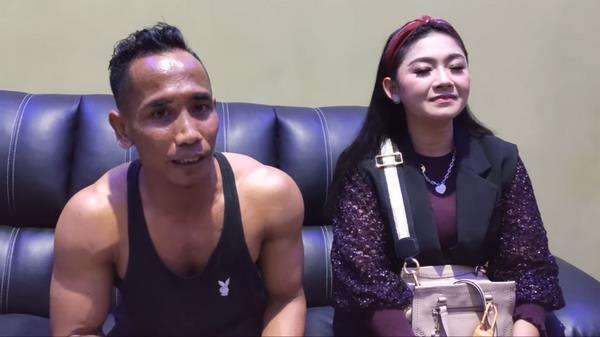 Atraksi di depan panggung, pawang ular kena gigit king kobra peliharaannya.