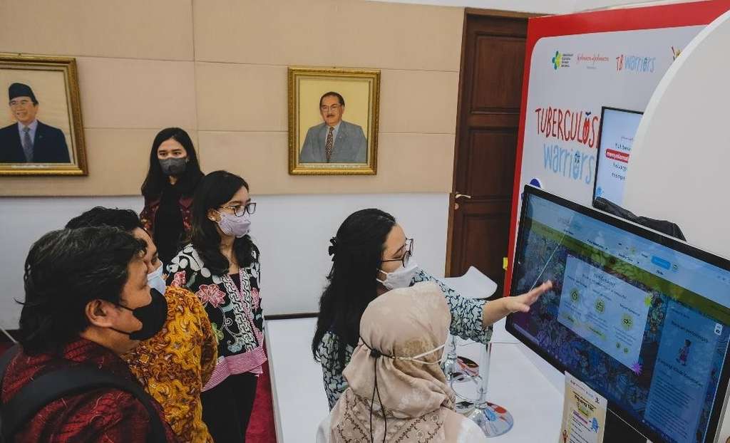 PT Johnson & Johnson Indonesia kembali memperkenalkan TB Warriors di Kantor Kemenko PMK.