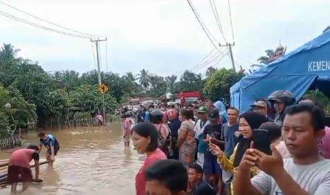 Warga Bengkulu Utara yang kebanjiran siap menyambut bupati dan wakilnya.