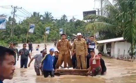 Bupati Bengkulu Utara dan Wakilnya naik rakit saat tinjau bencana banjir.