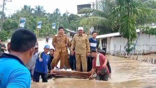 Bupati Bengkulu Utara dan Wakilnya naik rakit saat tinjau bencana banjir.