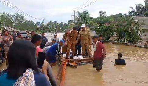 Bupati Bengkulu Utara dan Wakilnya naik rakit saat tinjau bencana banjir.