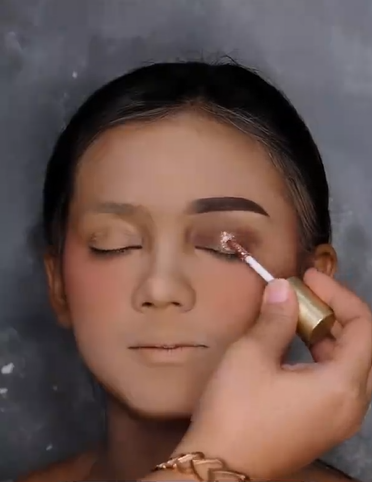 Memakai Eyeshadow
