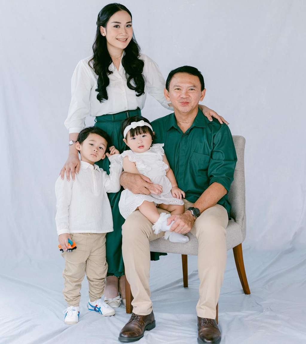 Ahok dan Puput bersama dua anak mereka