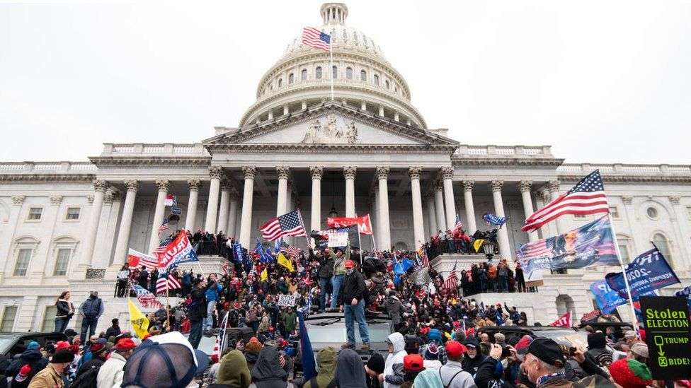 Massa pendukung Trump menyerang US Capitol.