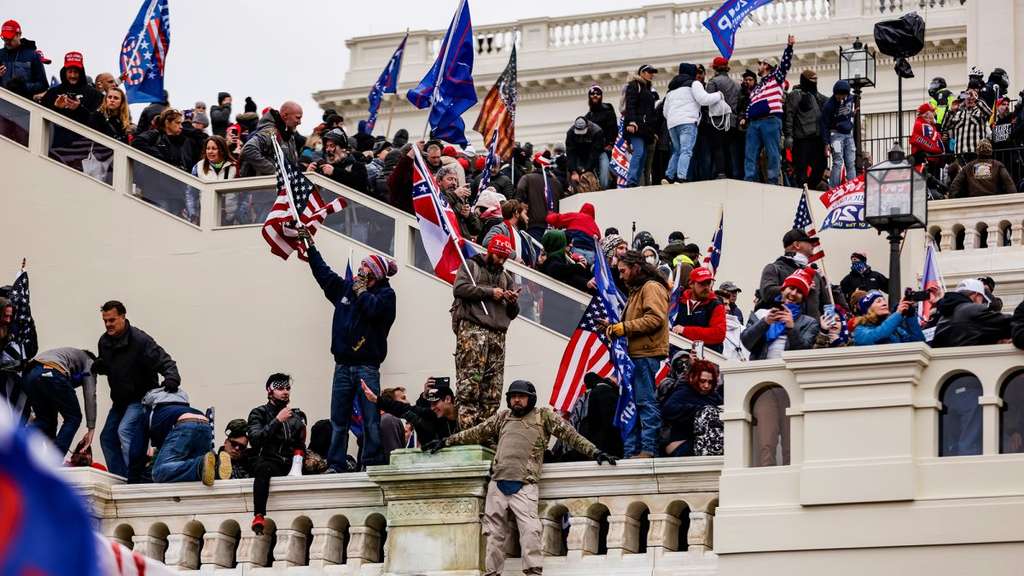Massa pendukung Trump menyerbu US Capitol Massa pendukung Trump menyerbu US Capitol