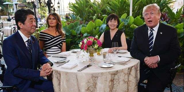 Donald Trump saat menjamu PM Jepang di Mar-a-Lago, kediaman pribadinya Donald Trump saat menjamu PM Jepang di Mar-a-Lago, kediaman pribadinya