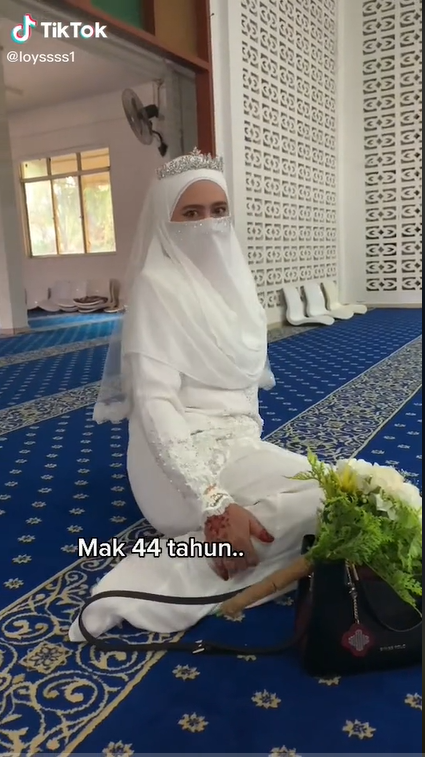 Ibu menikah dengan teman anaknya