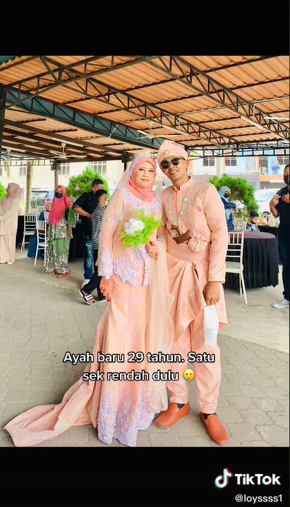 Ibu menikah dengan teman anaknya