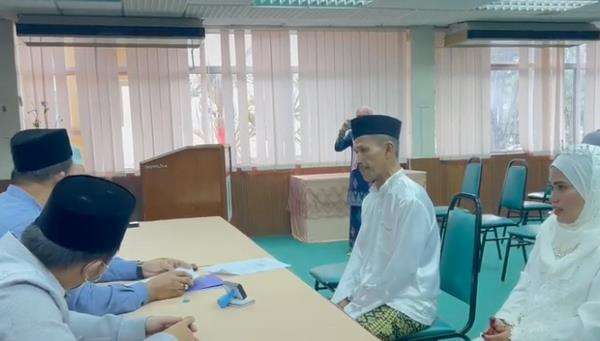 Suamiku dulu ayah angkatku.