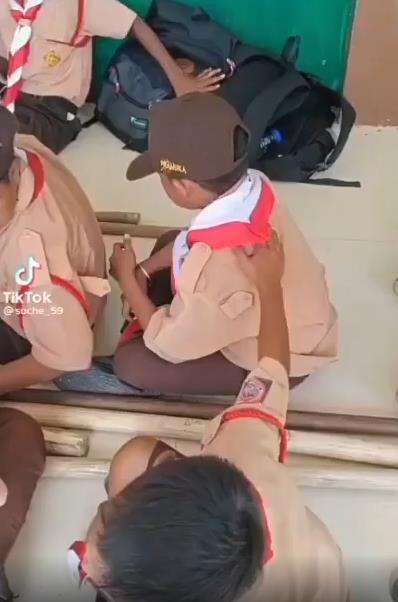 Aksi menyentuh siswa SD tenangkan temannya yang menangis.