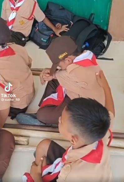 Aksi menyentuh siswa SD tenangkan temannya yang menangis.