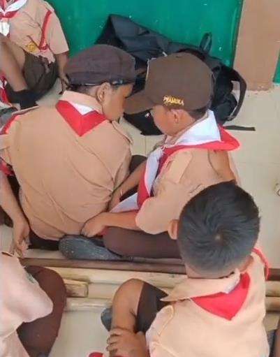 Aksi menyentuh siswa SD tenangkan temannya yang menangis.